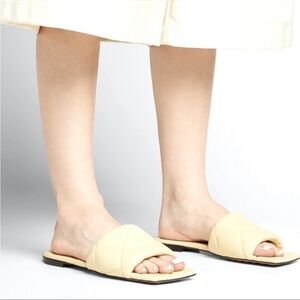 Bottega Veneta Quilted Rubber Lido Flat Sandal in Moon Beam - 6.5